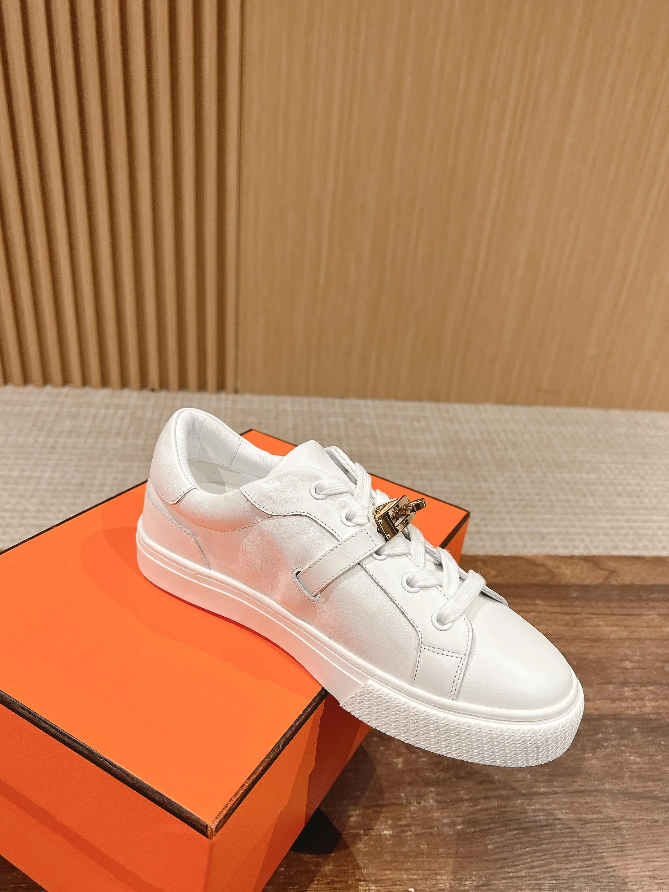 👟👟Ex-factory price 480👟👟 𝐇𝐄𝐑𝐌𝐄𝐒 Hermès classic couple style #𝐊𝐞𝐥𝐥𝐲 buckle casual white skateboard shoes. They will not conflict with shoes at all. Full of unknowns, Hermès rarely produces flat casual shoes and they are paired with classic palladium-plated Kelly shoe buckles! People will fall in love with it at first glance. It is very versatile ~ you can wear it with skirts and pants at will. 🉑️Close your eyes and look super noble. ❥ MATERIAL Specific cowhide/canvas material, sheepskin lining, original molded TPU outsole Size: 35-44